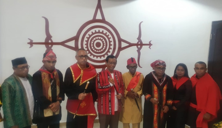 Menteri Koordinator Bidang Politik Hukum dan Keamanan (Menko Polhukam) Mahfud MD memegang tongkat komando bersama para Raja Ambon dan tokoh masyarakat. Foto: Istimewa